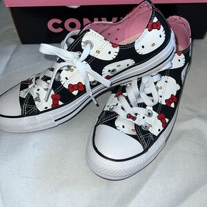 Hello Kitty x Converse
